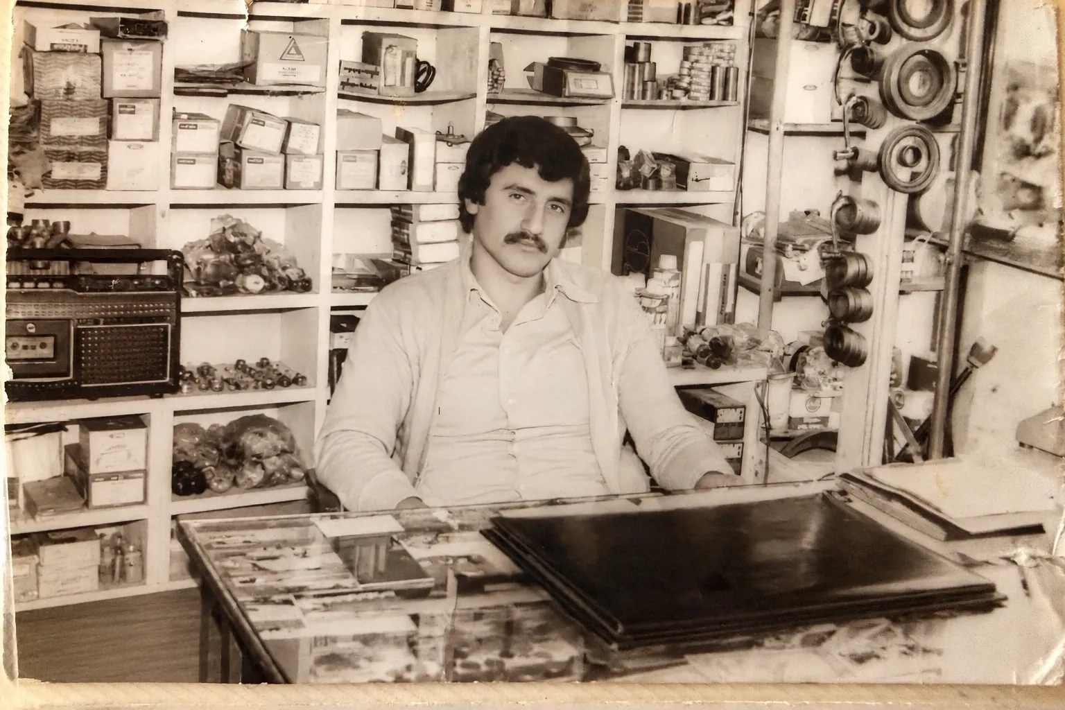 İlk ticarethanenin içinden arşiv fotoğrafı.