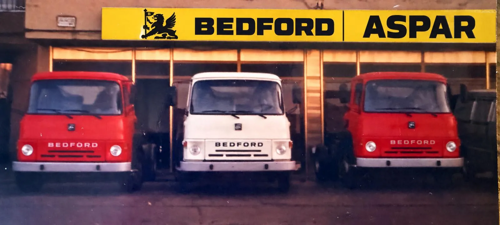 Bedford ve ASPAR tabelaları önündeki kamyonlar.