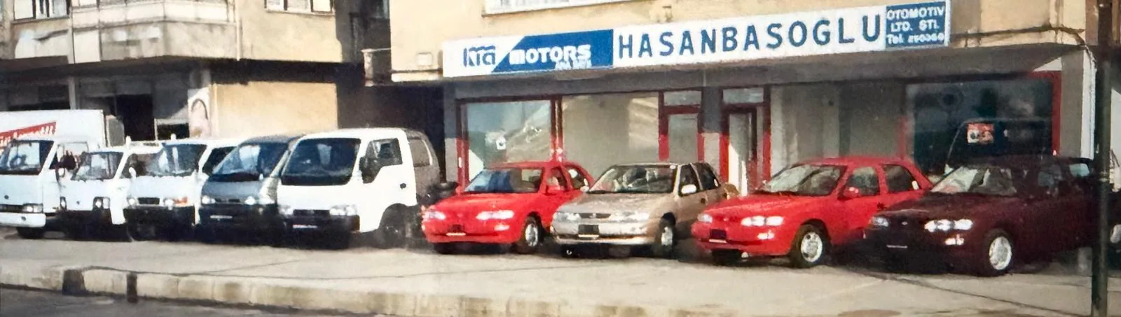 Hasanbaşoğlu Kia tabelalı iş yerinin önündeki araçlar.